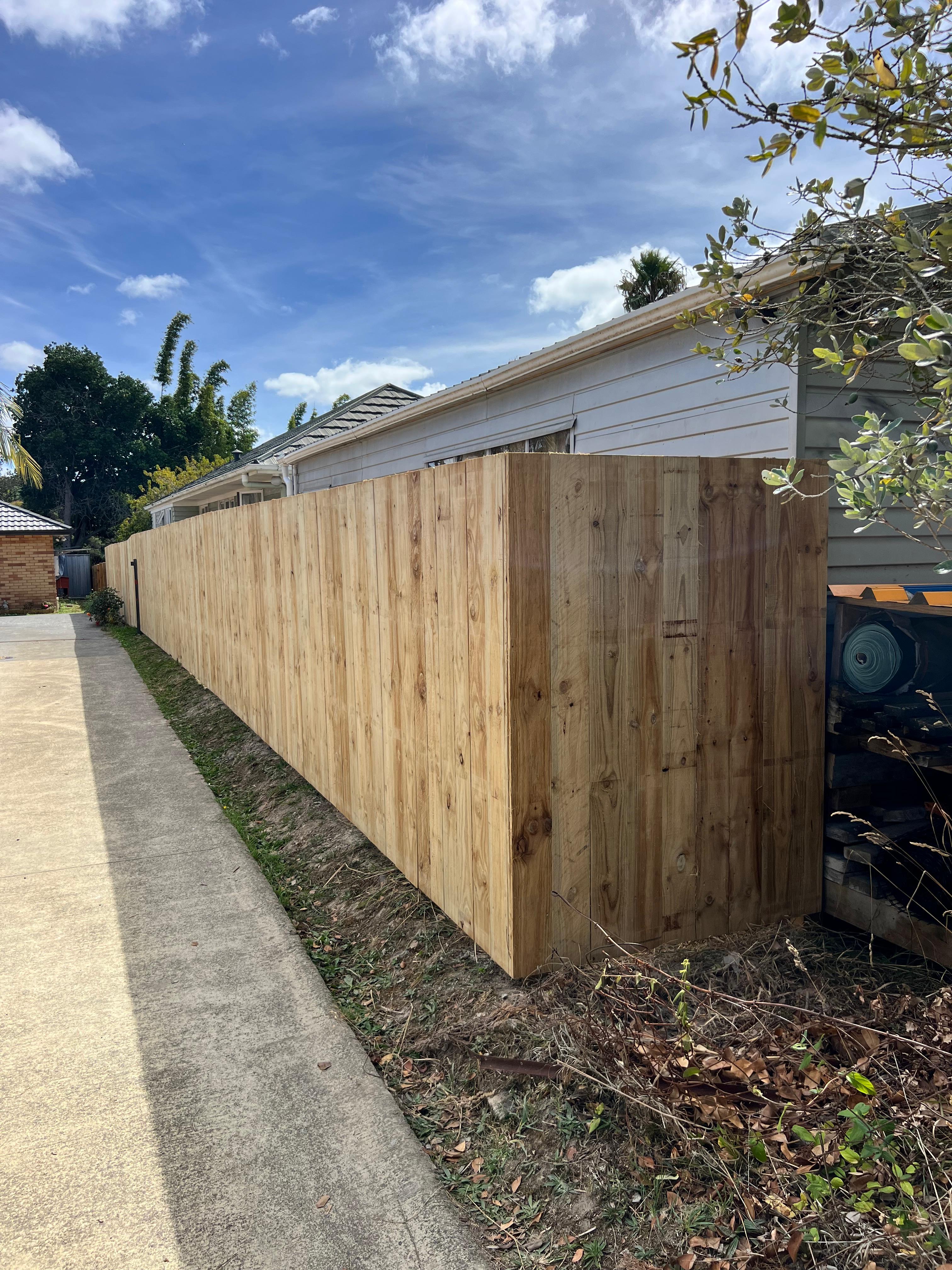 Fence repairs and painting in Auckland